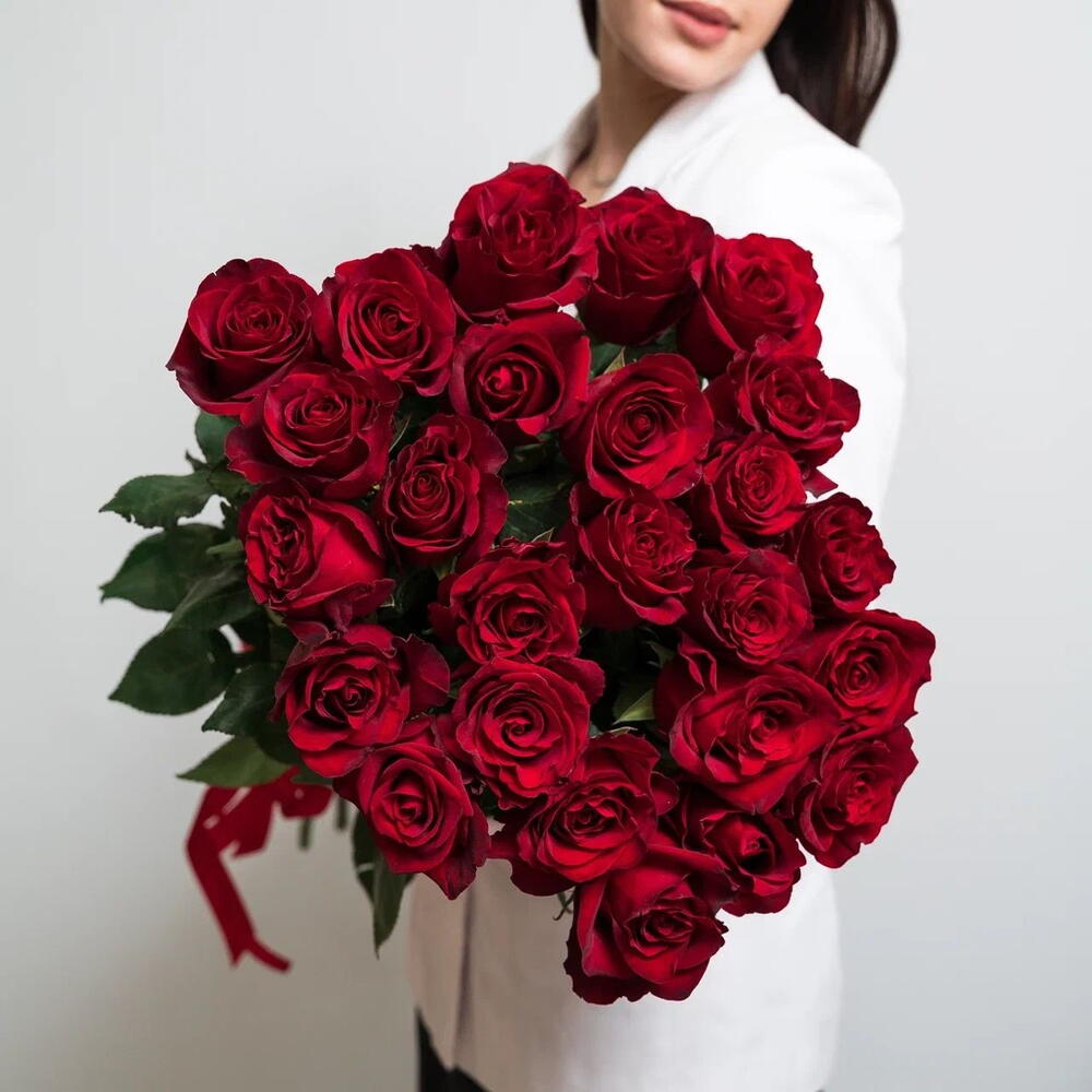 Роскошный букет «Эксплорер» – 25 красных роз для самых важных моментов Цивильск Чувашская Республика