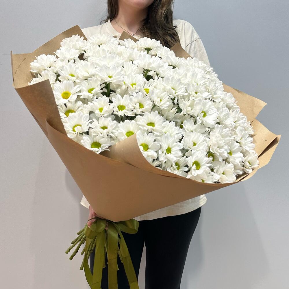 Букет «21 ромашка» – нежные белые кустовые хризантемы в натуральном стиле Цивильск Чувашская Республика