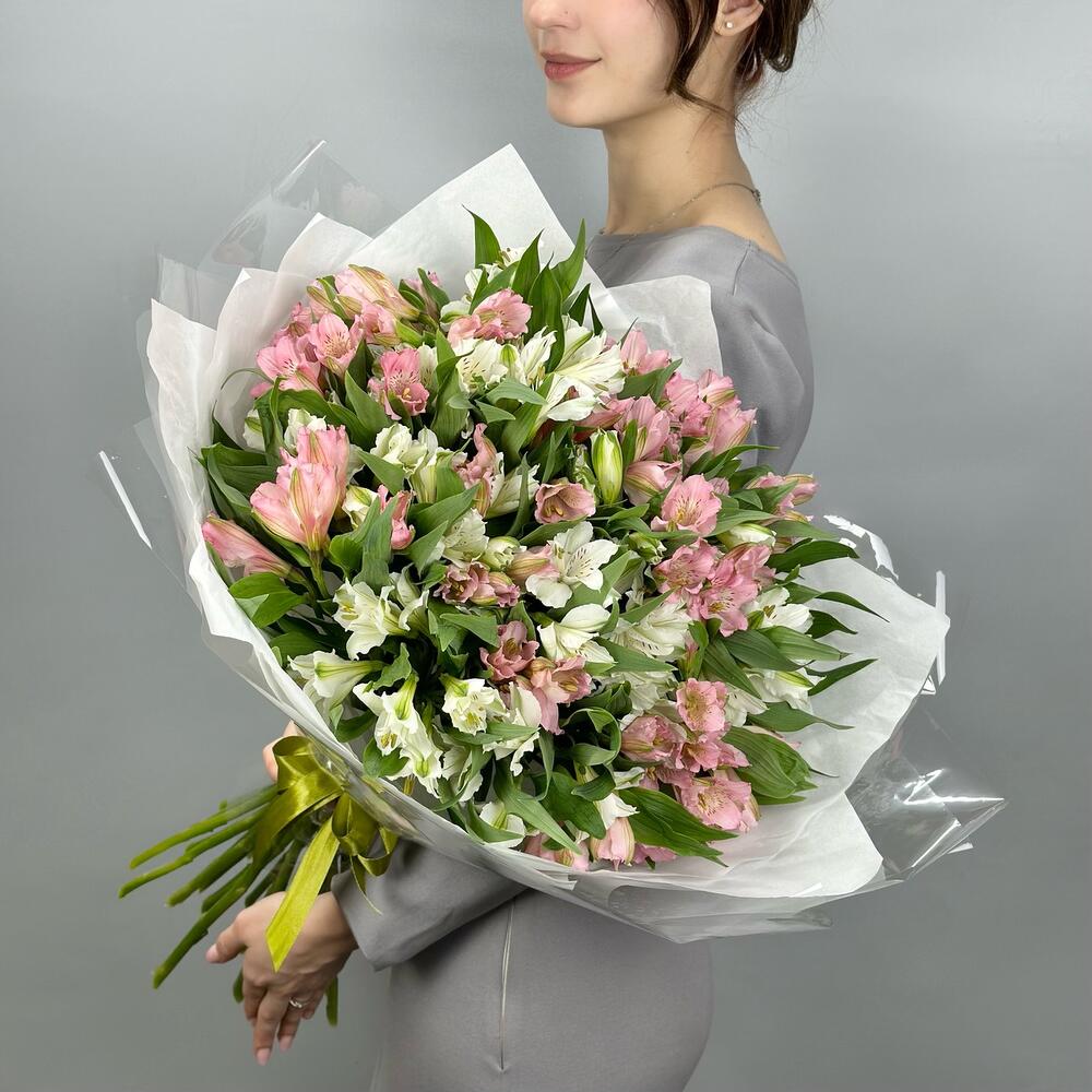 Букет «Гармония» – нежное сочетание белых и розовых альстромерий Цивильск Чувашская Республика