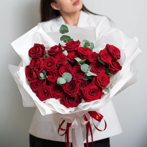 Роскошный букет из 25 красных роз с эвкалиптом – королевский подарок  Цивильск Чувашская Республика