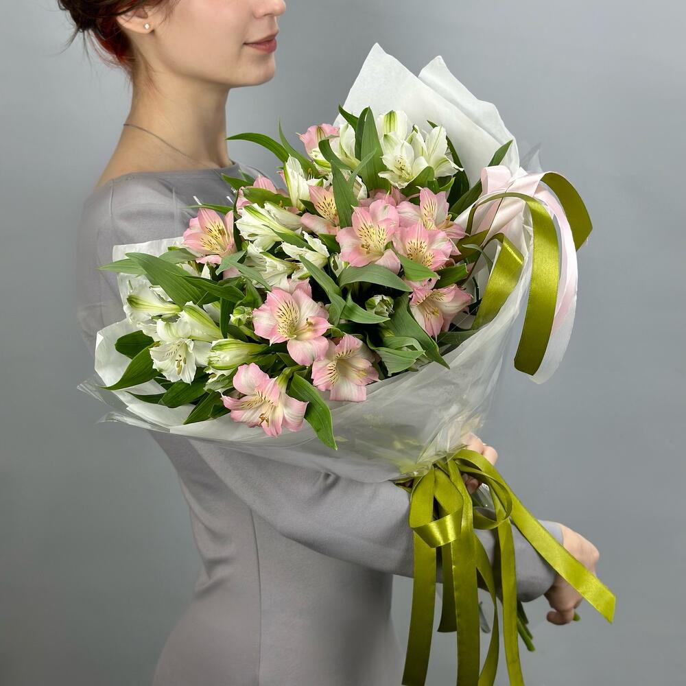 Букет «Нежность» – трогательное сочетание белых и розовых альстромерий Цивильск Чувашская Республика