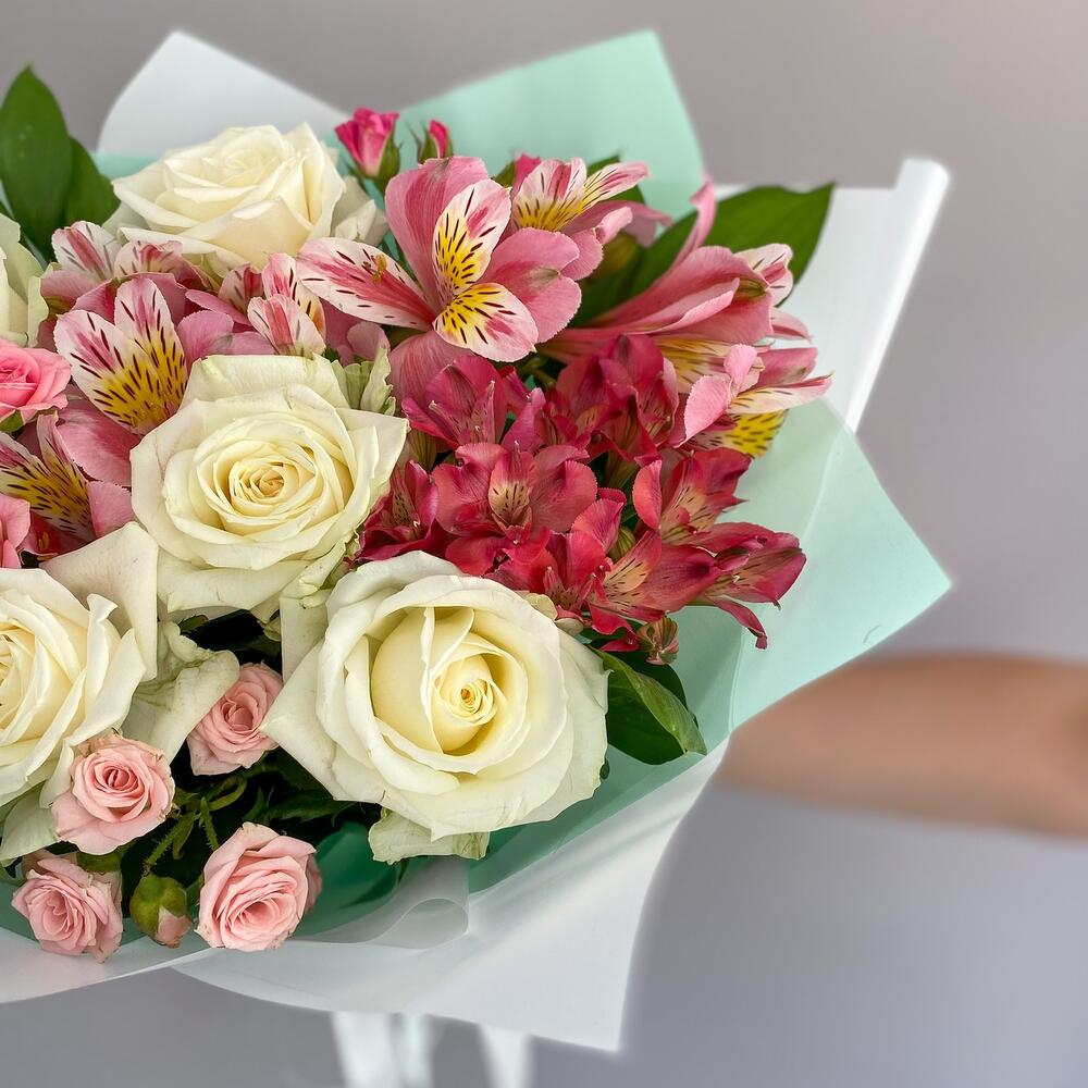 Букет «Николь» – изысканное сочетание роз, кустовых роз и альстромерий Цивильск Чувашская Республика