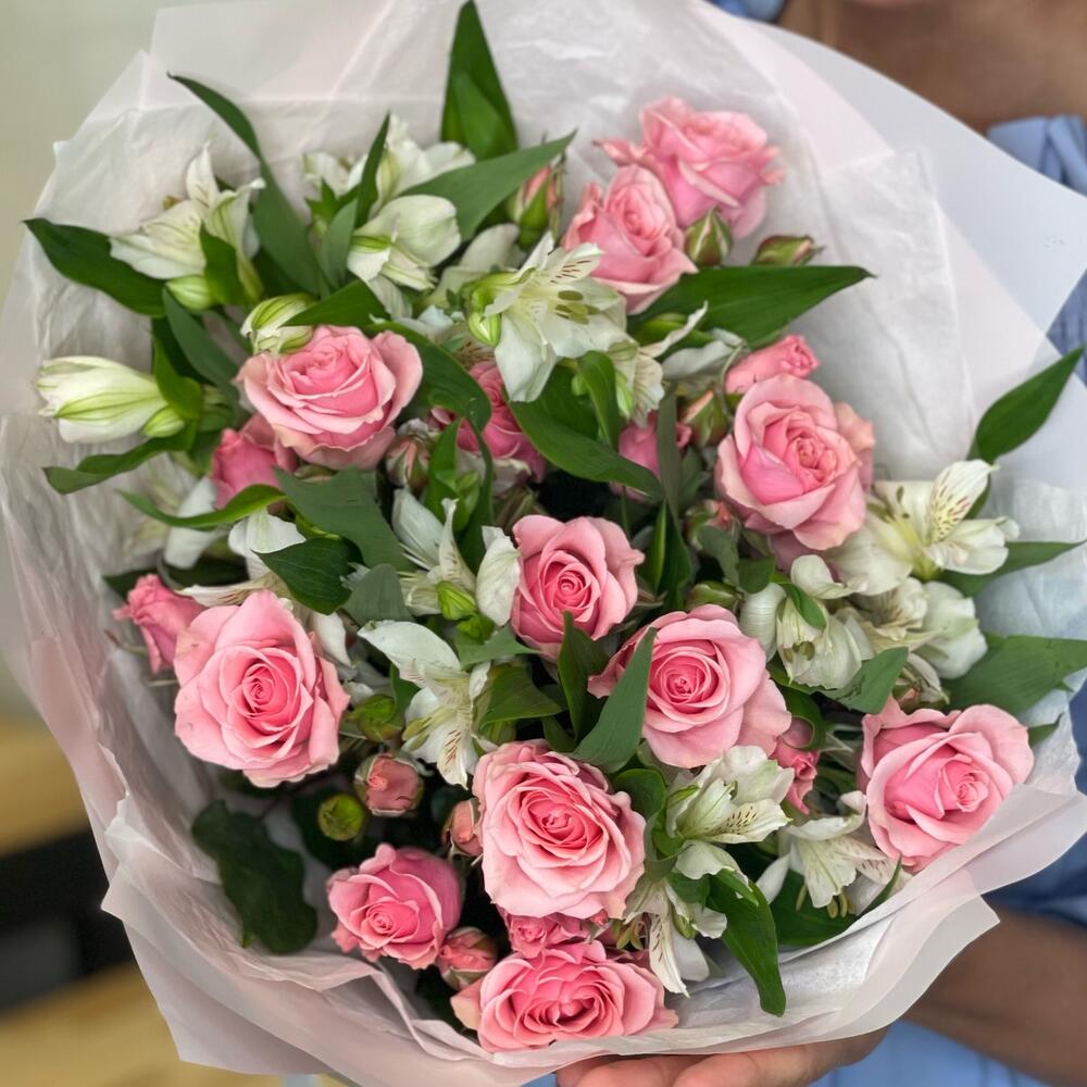 Букет «Розовый фламинго» – нежность розовых кустовых роз и белых альстромерий Цивильск Чувашская Республика