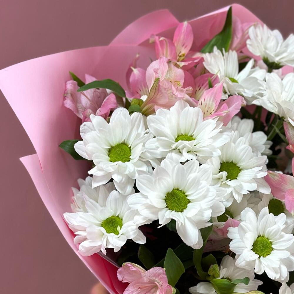 Букет «Поцелуй бабочки» нежность белых хризантем и розовых альстромерий Цивильск Чувашская Республика
