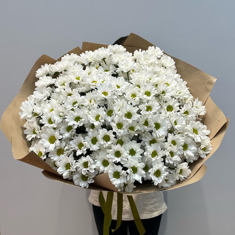 Букет «21 ромашка» – нежные белые кустовые хризантемы в натуральном стиле Цивильск Чувашская Республика
