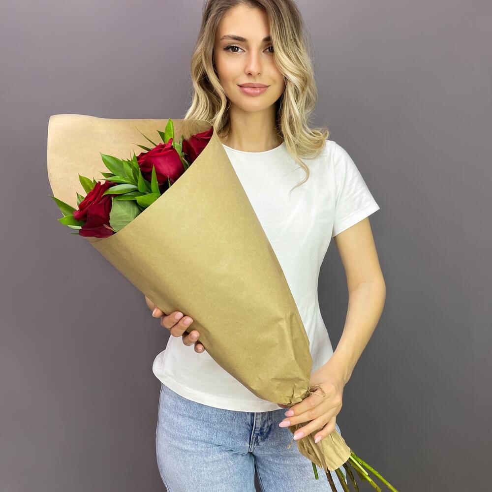 Букет из красных роз с рускусом в крафтовой упаковке – классика с изюминкой Цивильск Чувашская Республика