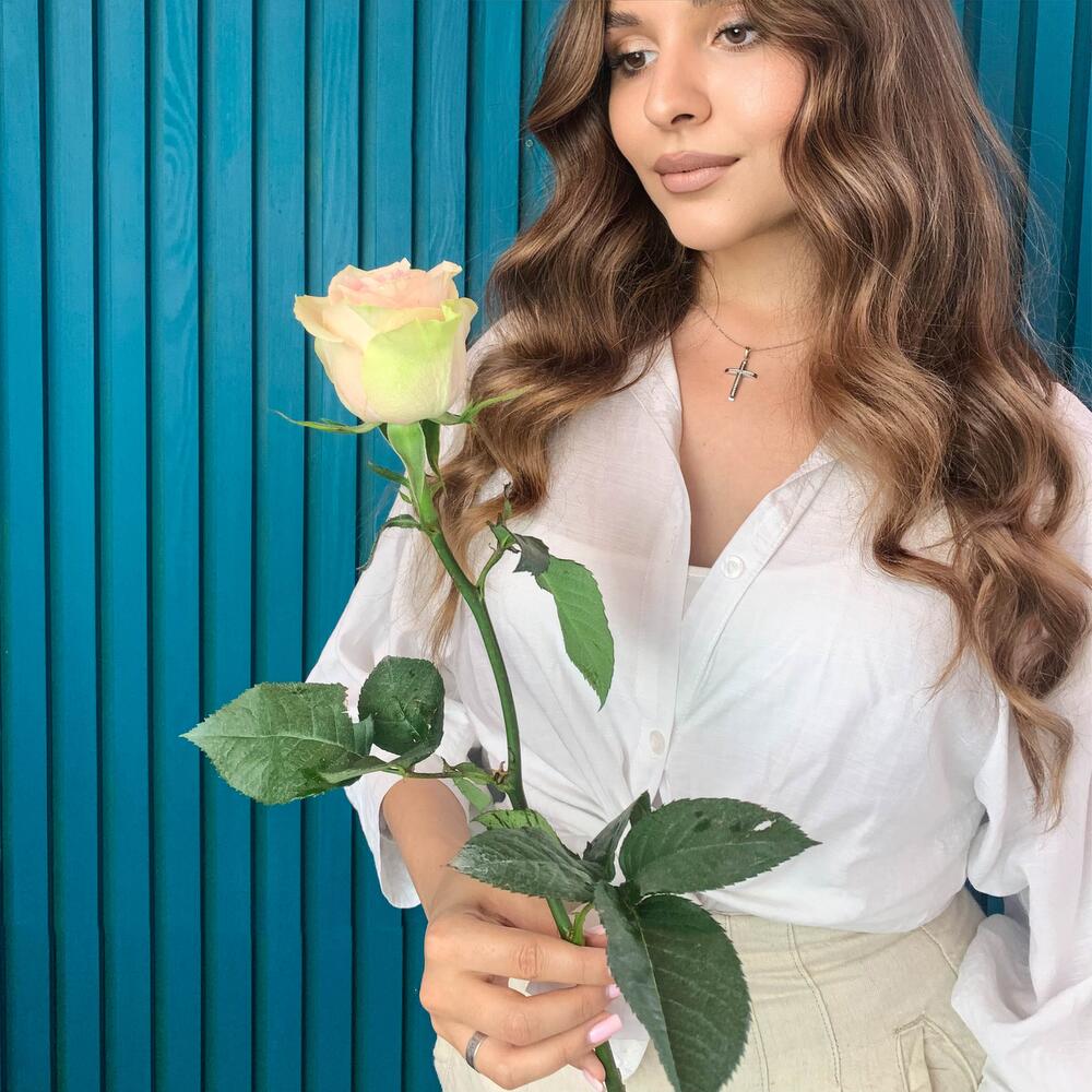 Комплимент из розовой эквадорской розы – минимализм роскоши Цивильск Чувашская Республика