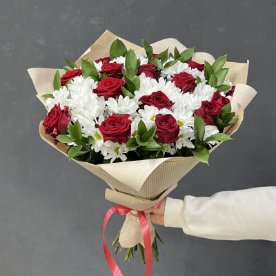 Букет «Романтика» — гармония красных роз и белоснежных хризантем Цивильск Чувашская Республика
