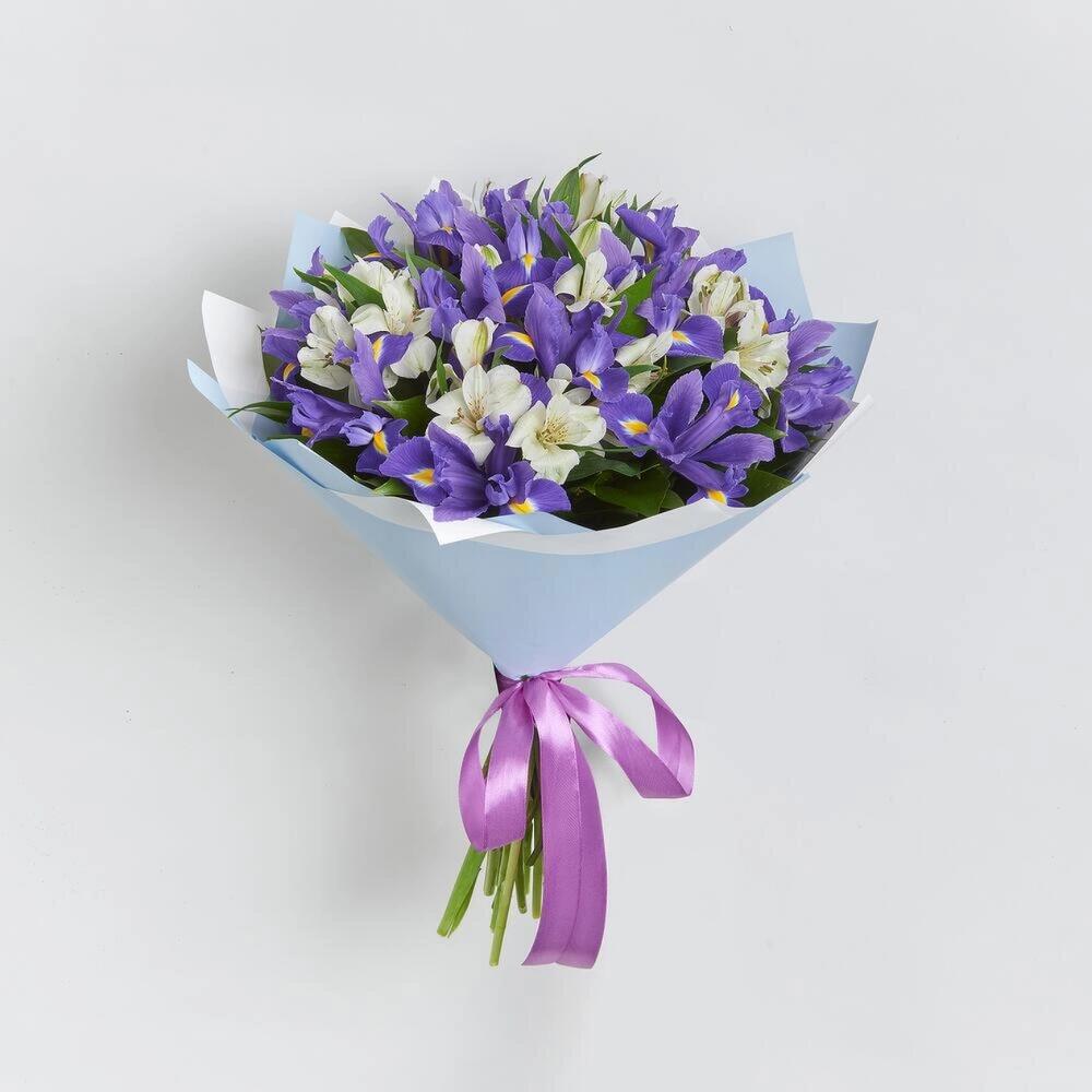 Букет «Вечернее дыхание»  – загадочная гармония синих ирисов и белых альстромерий Цивильск Чувашская Республика