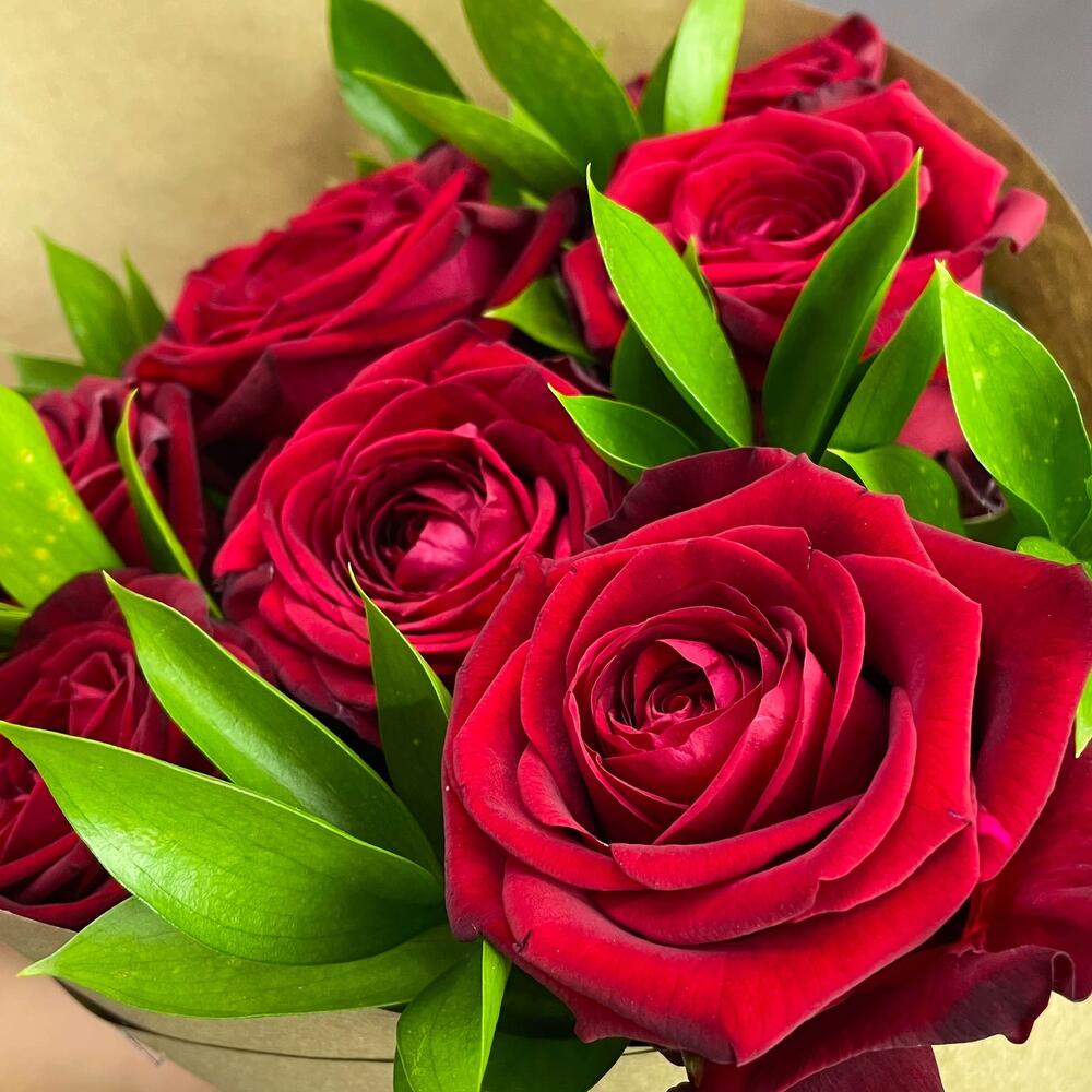 Букет из красных роз с рускусом в крафтовой упаковке – классика с изюминкой Цивильск Чувашская Республика