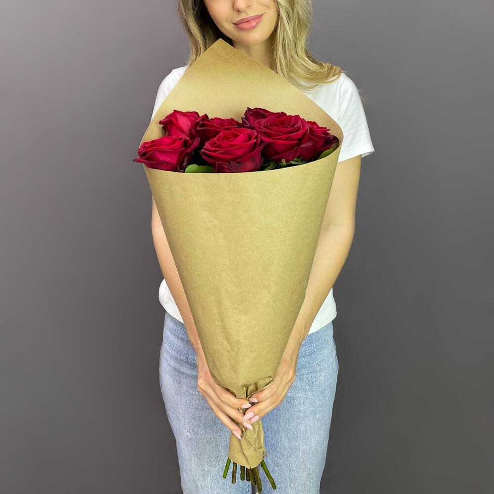 Букет из 7 красных роз в крафте – страсть в стильной упаковке Цивильск Чувашская Республика
