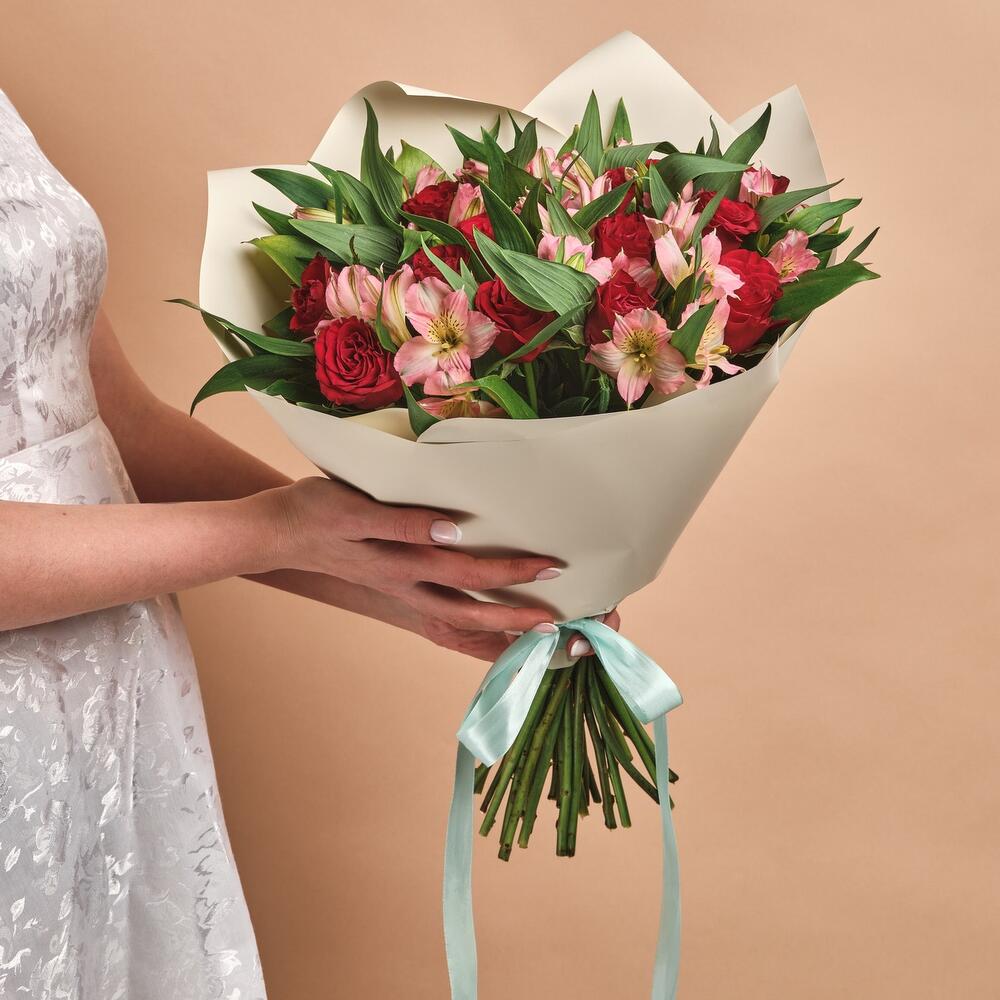 Букет «Нежность слов» — гармония красных роз и нежных альстромерий Цивильск Чувашская Республика