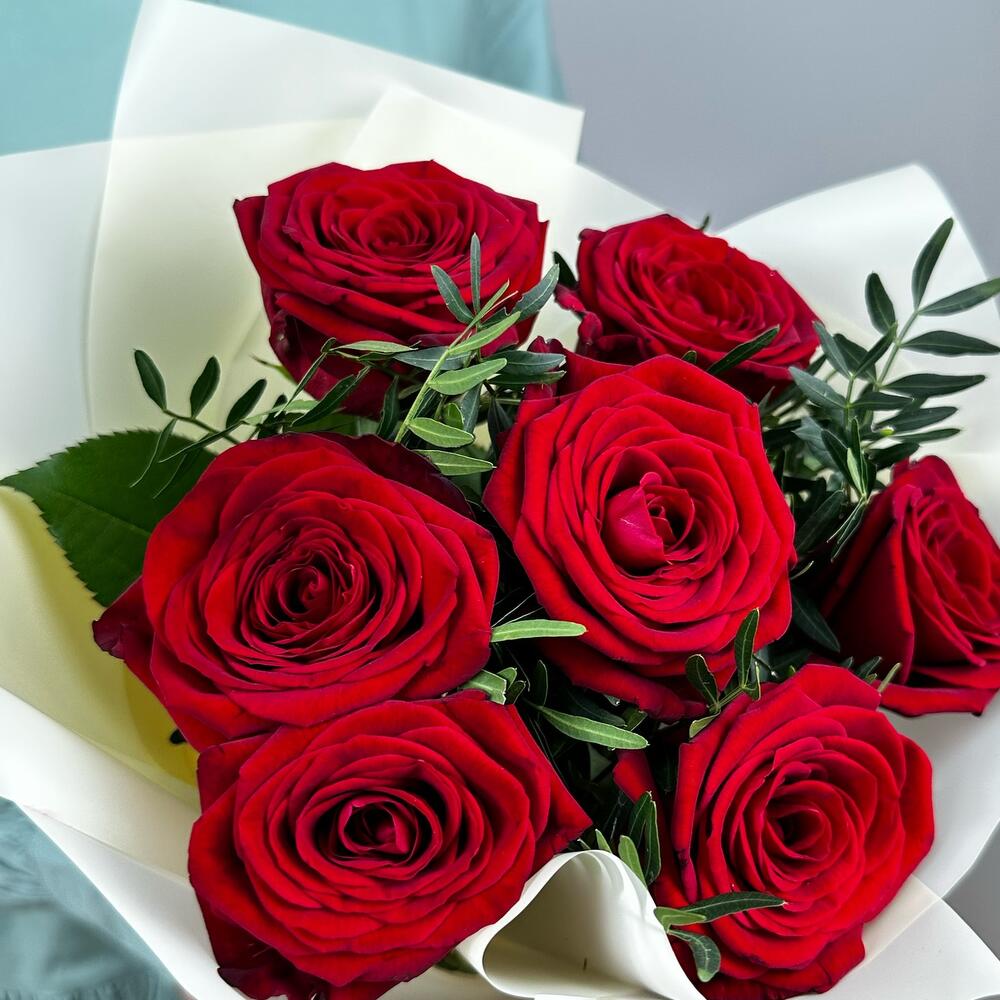 Букет «Гранатовый» из красных роз в роскошной упаковке Цивильск Чувашская Республика