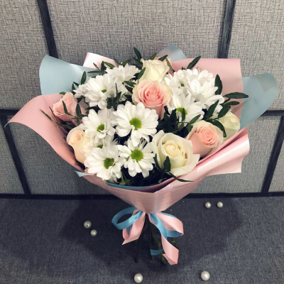 Букет из свежих роз и белых хризантем – гармония нежности и чистоты Цивильск Чувашская Республика