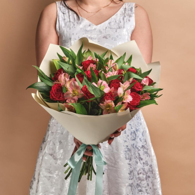 Букет «Нежность слов» — гармония красных роз и нежных альстромерий Цивильск Чувашская Республика
