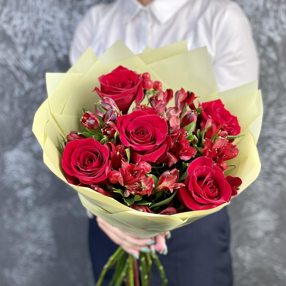 Букет «Бордо» – сочетание красных эквадорских роз и благородных альстромерий Цивильск Чувашская Республика