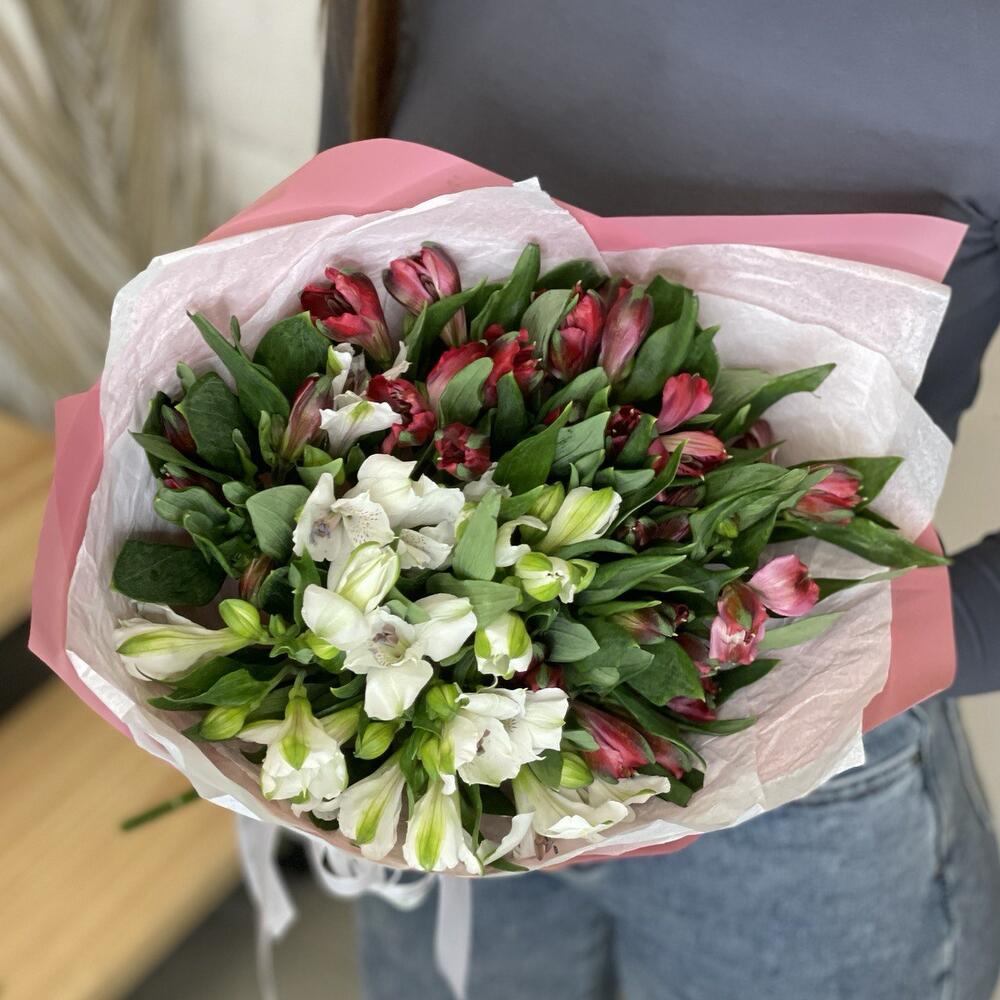 Букет «Люблю»– страсть и чистота в красно-белых альстромериях Цивильск Чувашская Республика