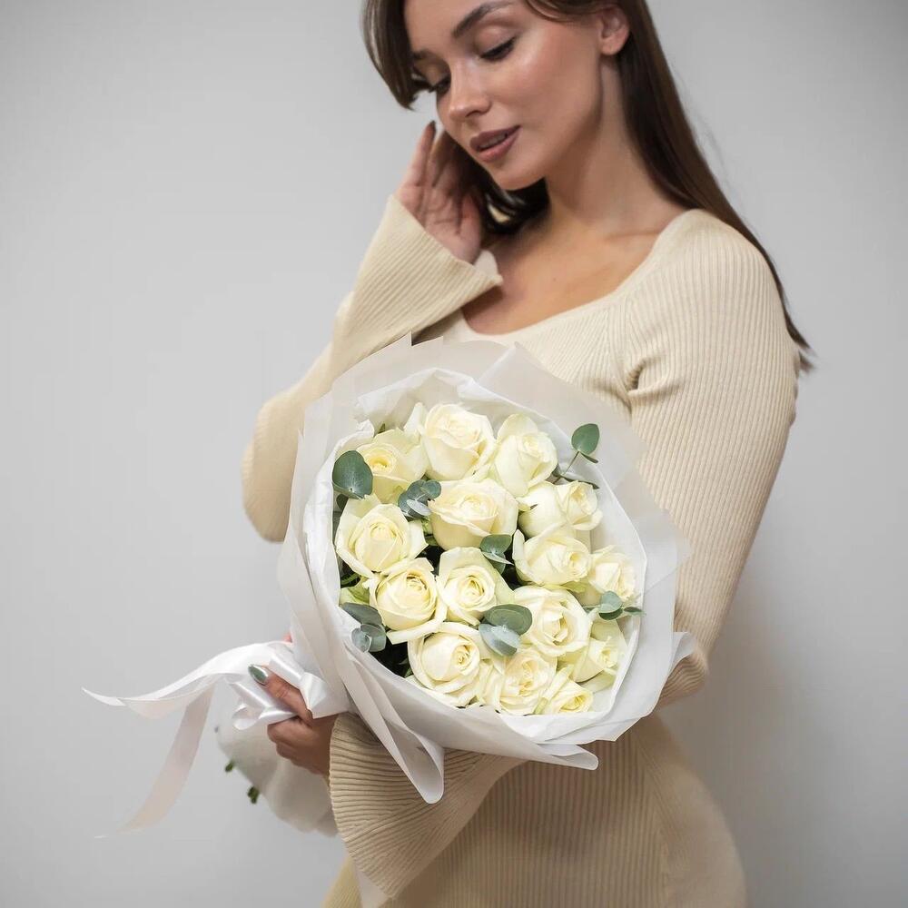 Букет из 15 белых роз с эвкалиптом – чистота и изысканность Цивильск Чувашская Республика