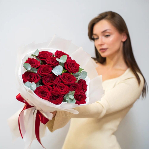 Элегантный букет из 15 красных роз с эвкалиптом – символ страсти и нежности Цивильск Чувашская Республика