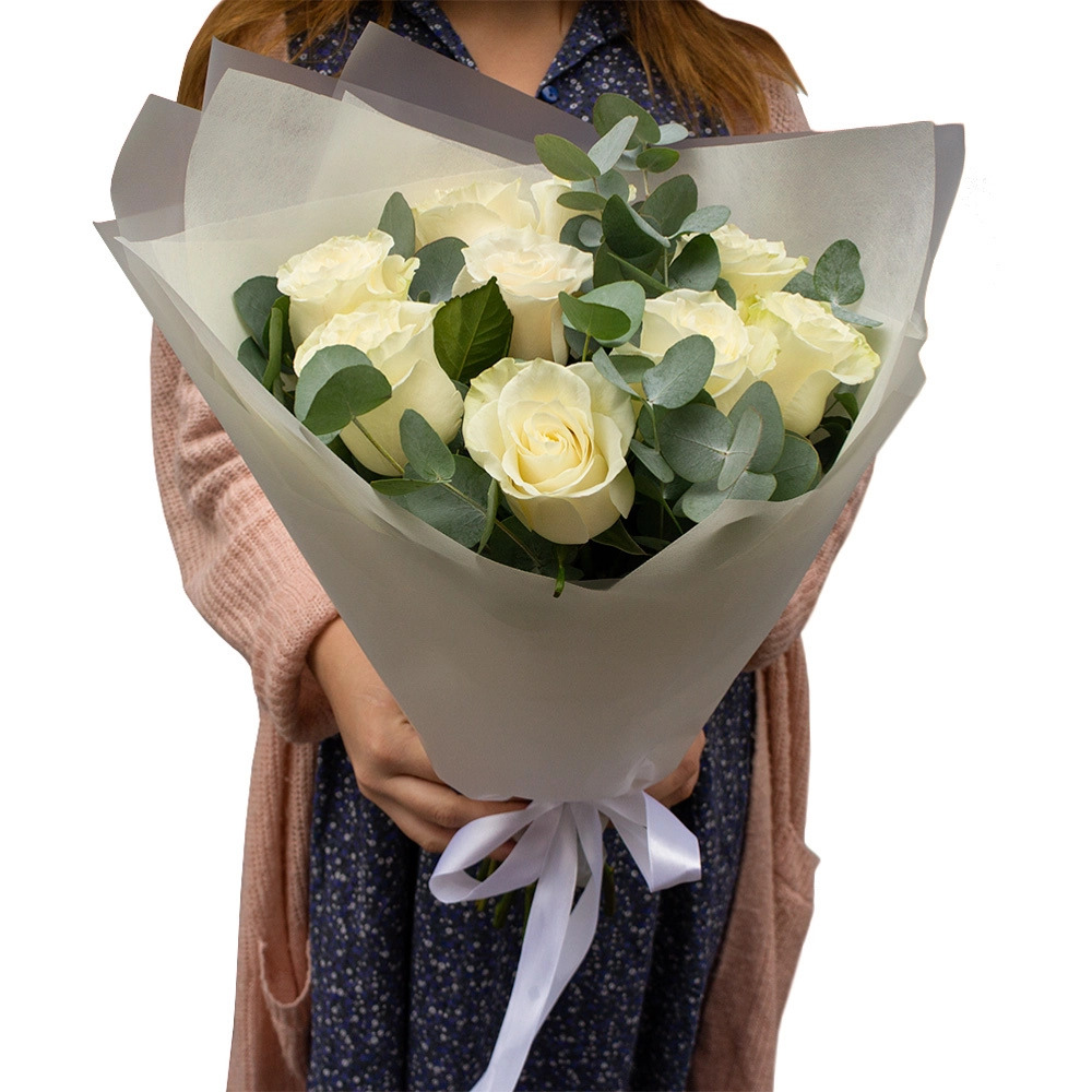 Элегантный букет из 9 белых роз с эвкалиптом – воплощение совершенства Цивильск Чувашская Республика