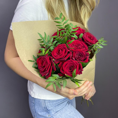 Букет из 9 красных роз с фисташкой – гармония страсти и свежести Цивильск Чувашская Республика