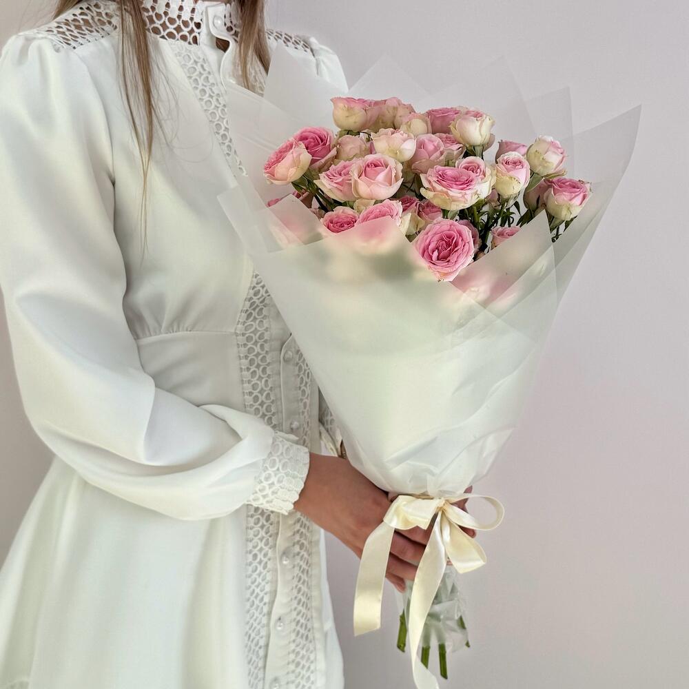 Букет «Нежный аромат» – пышные розовые кустовые розы в элегантной упаковке Цивильск Чувашская Республика