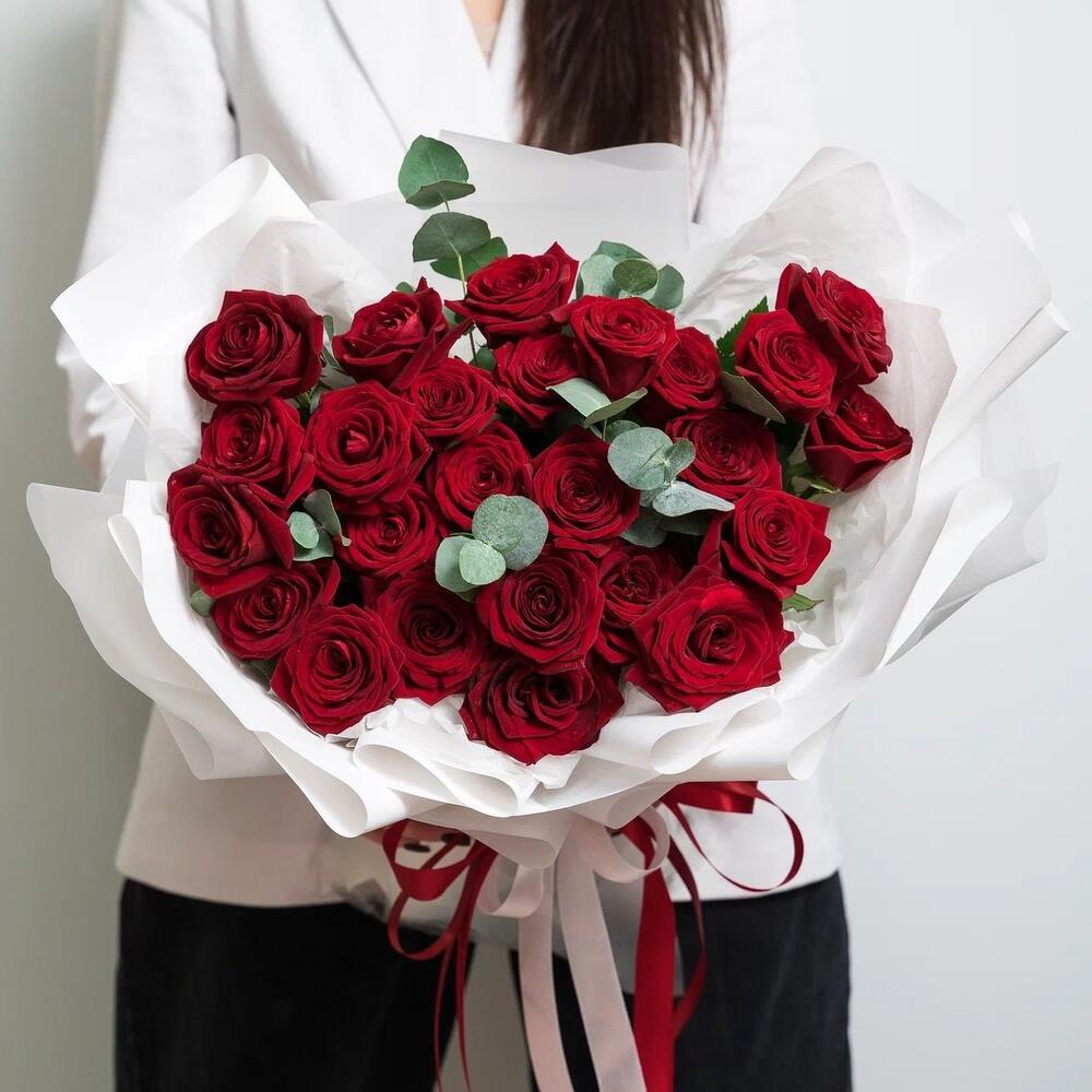 Роскошный букет из 25 красных роз с эвкалиптом – королевский подарок  Цивильск Чувашская Республика